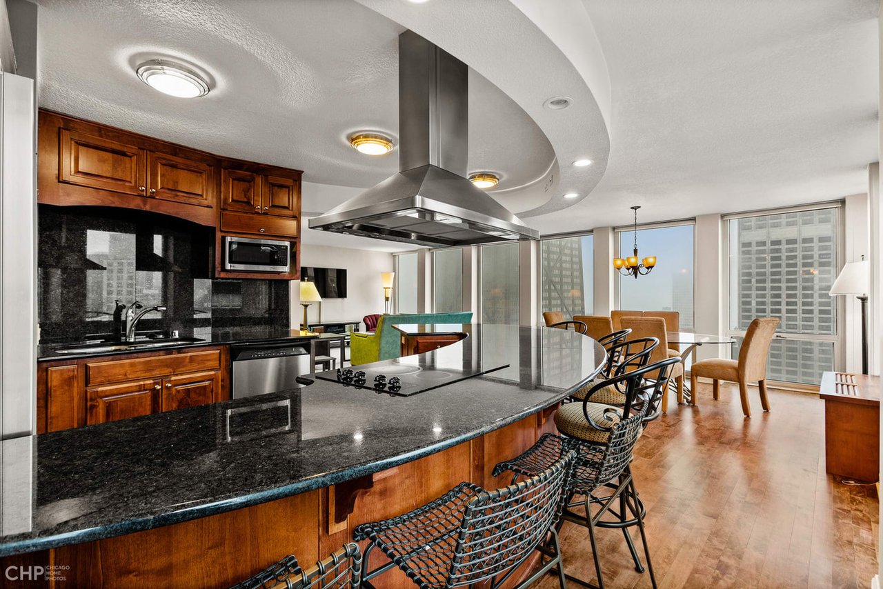 111 E Chestnut St, #37K