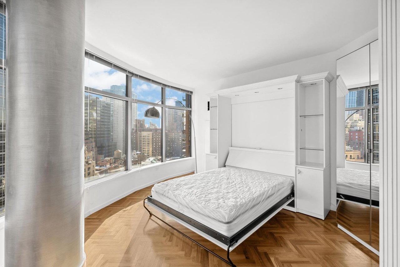 250 E 54th St, Unit 18C