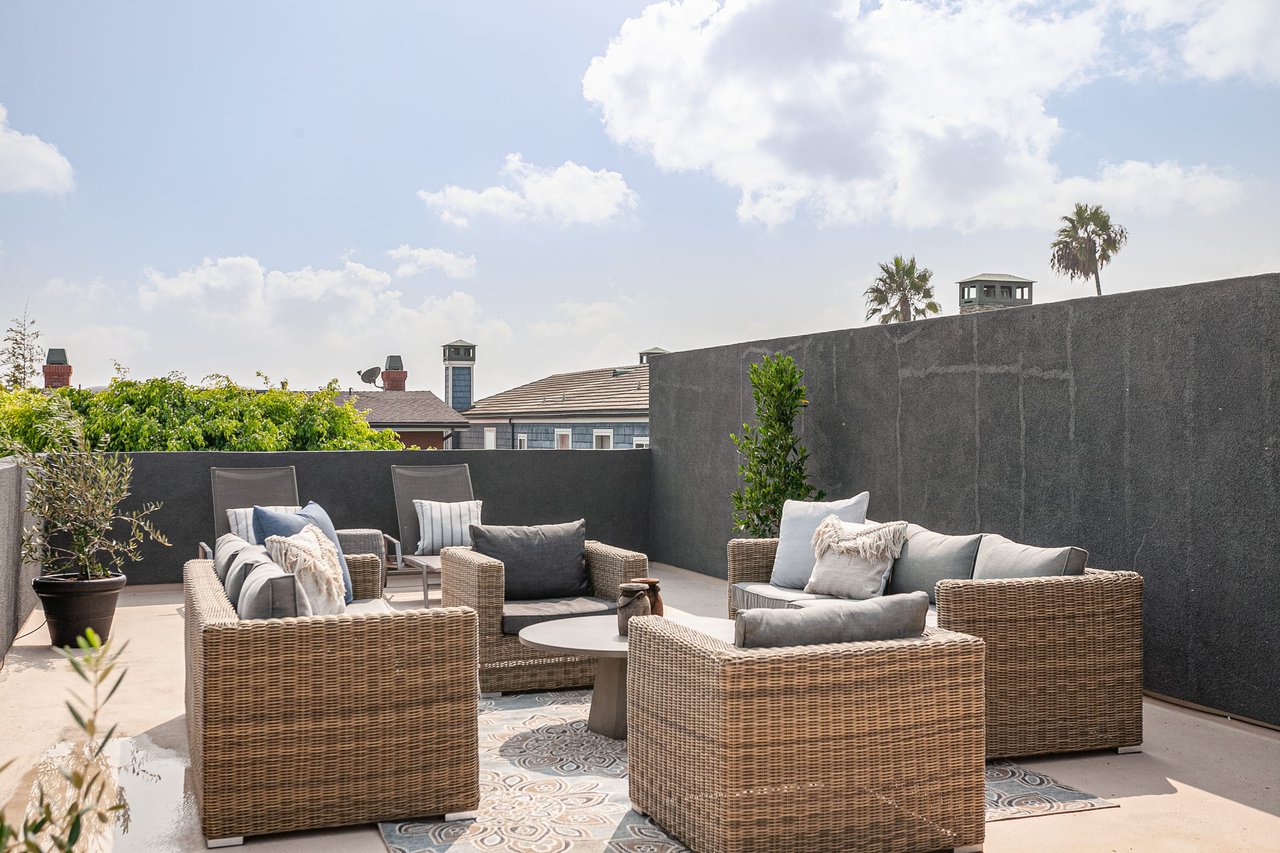 945 W Balboa Boulevard