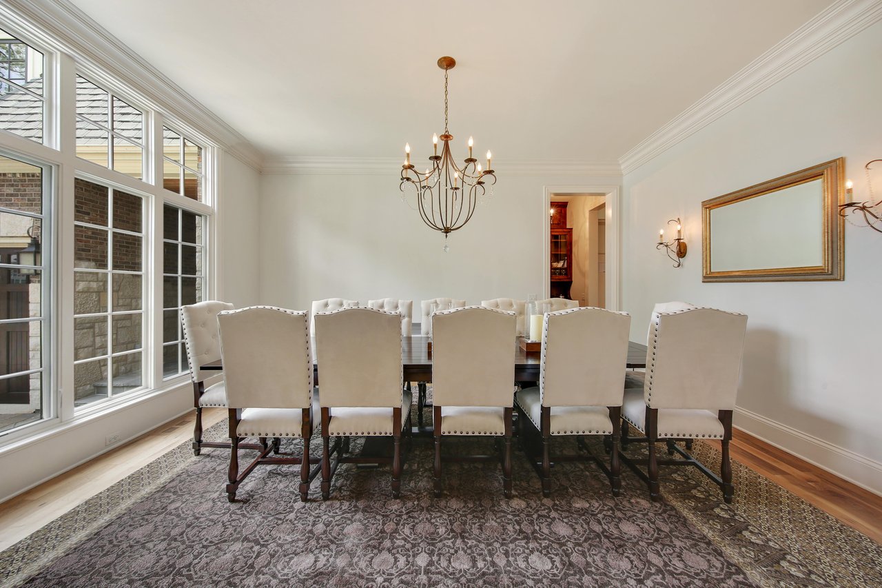 Chic & Elegant Home Near High School
