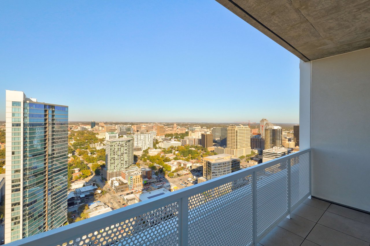 301 W Ave