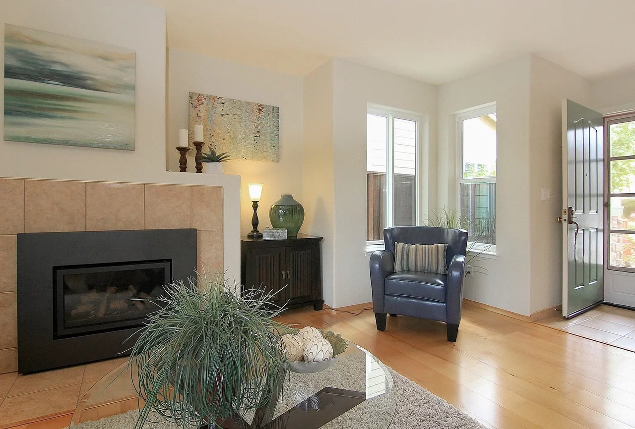 905 Coast Range Dr