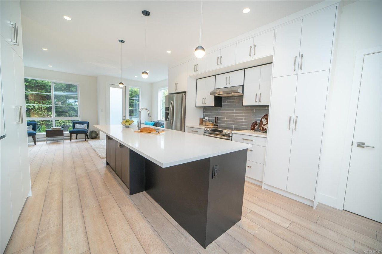 5-1052 Tillicum Rd