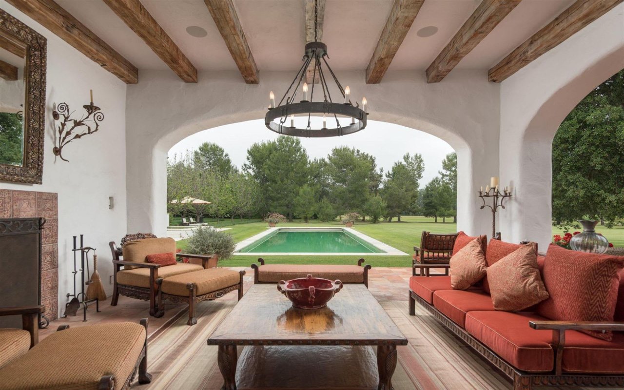 How to Take Pictures of Your House to Sell