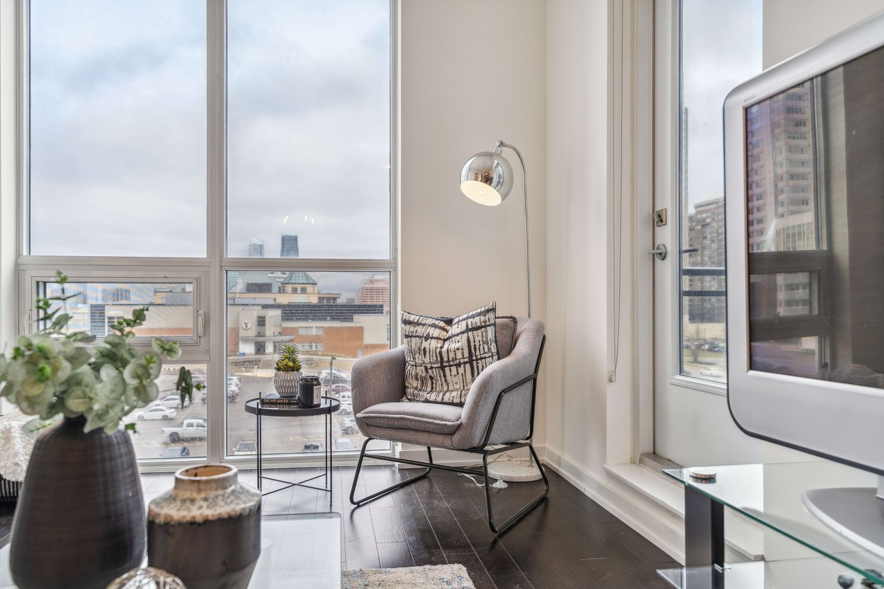 Bright & Spacious Condo In The Heart Of Downtown Mississauga