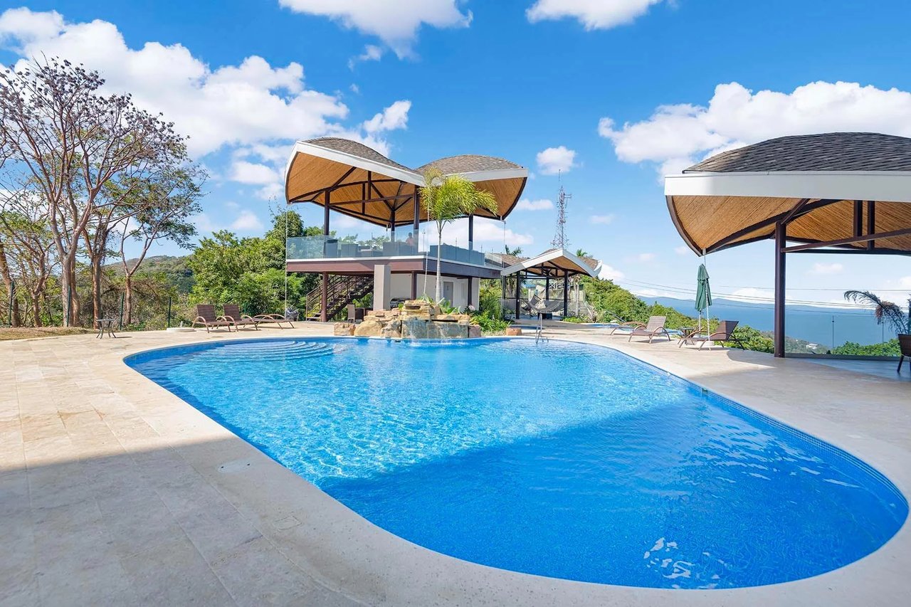 Luxury Oceanview Corner Penthouse, Jaco, Puntarenas