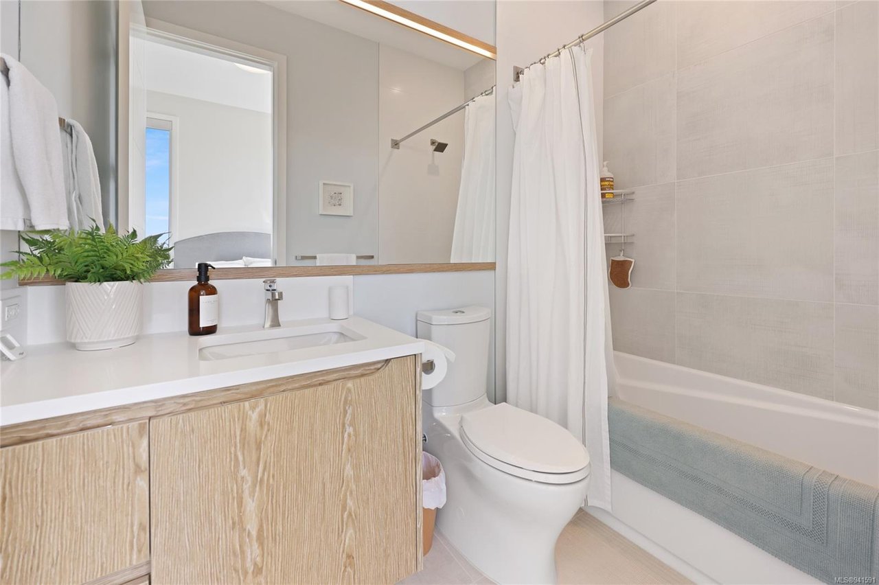 403-1018 Pentrelew Pl