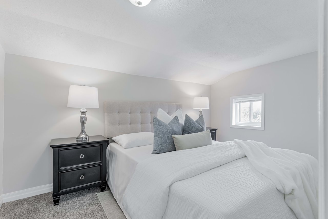 COLONIAL-STYLE HOME OFF LAKE SIMCOE
