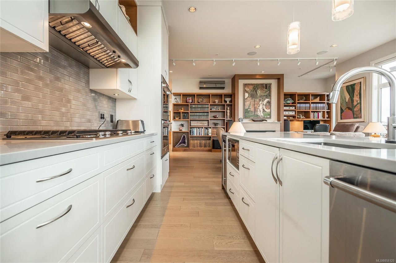 401-1765 Oak Bay Ave