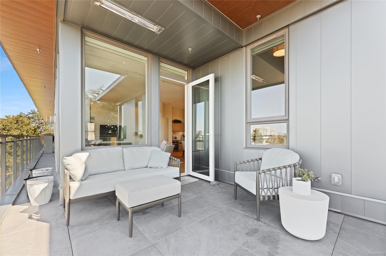 403-1018 Pentrelew Pl