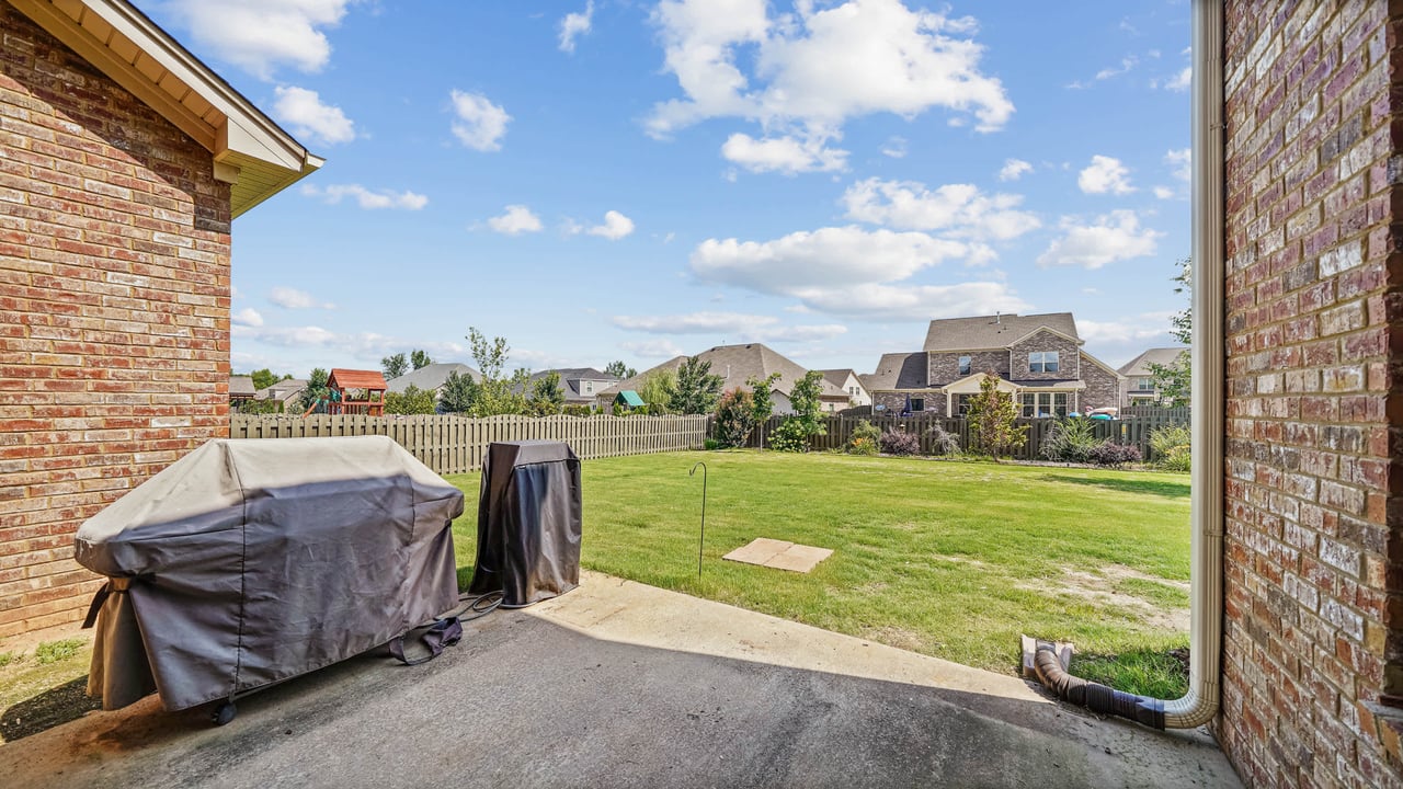 MADISON CITY SCHOOLS! 5BR/4BA house with LOTS of room to enjoy! 