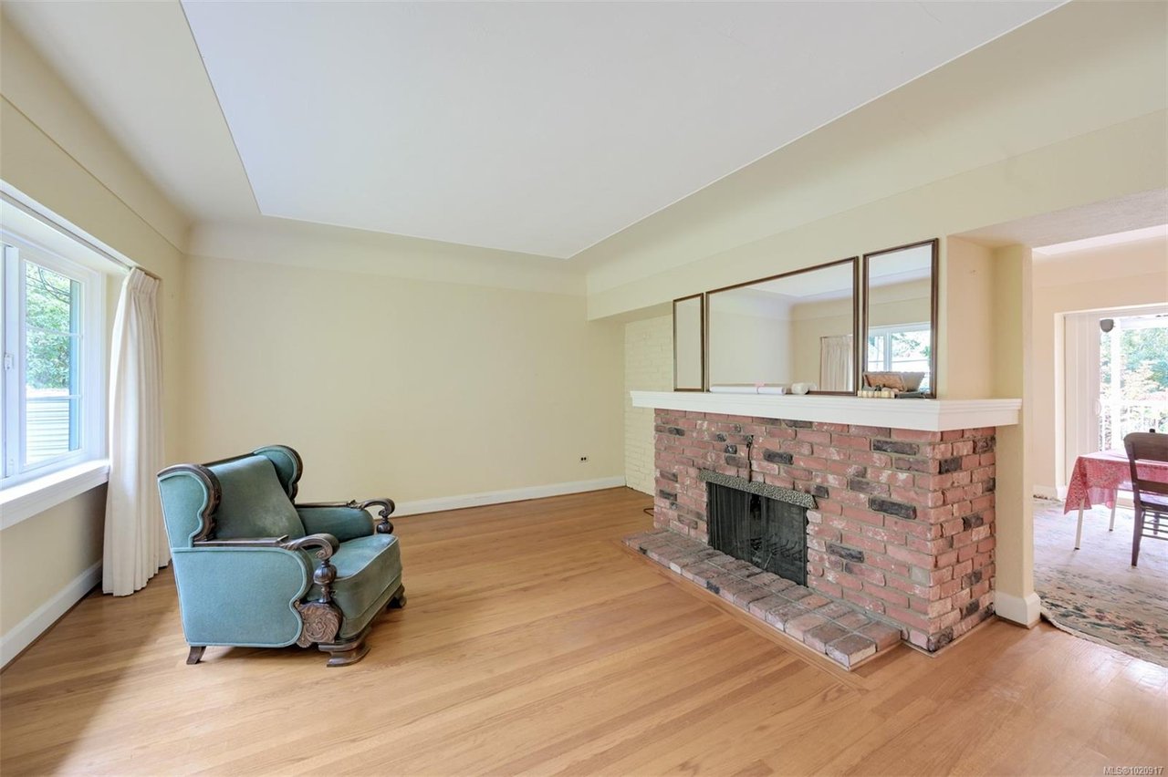 2587 MacDonald Dr