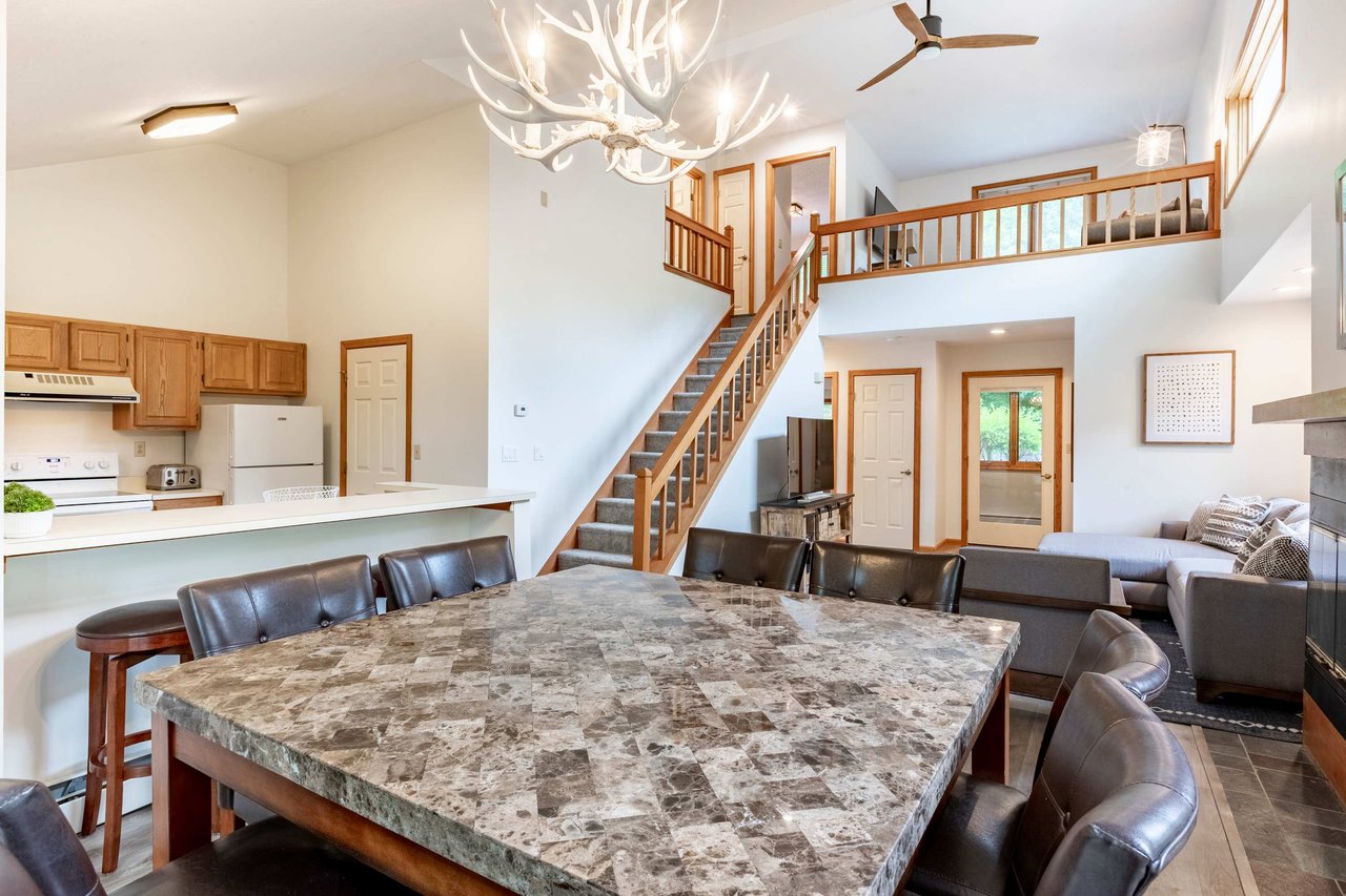 4 bedroom + Loft Forest Ridge Town Home for Ski Season