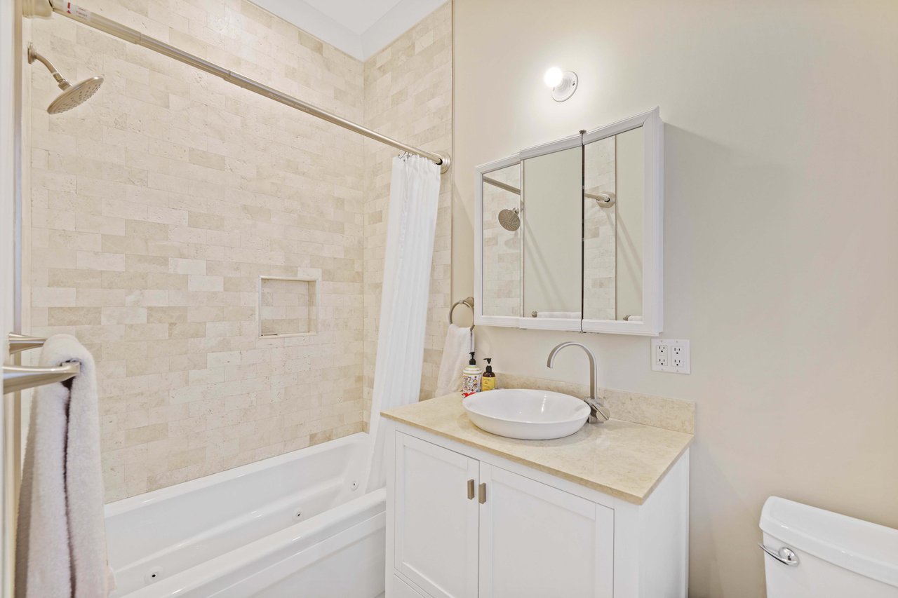 2333 NE 24th St, Lighthouse Point, FL