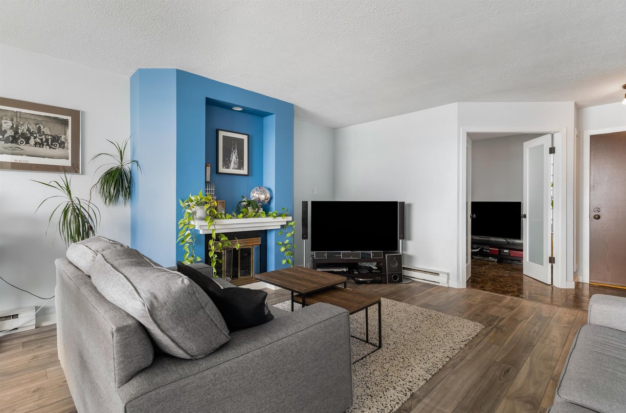1102-1045 Quayside Dr