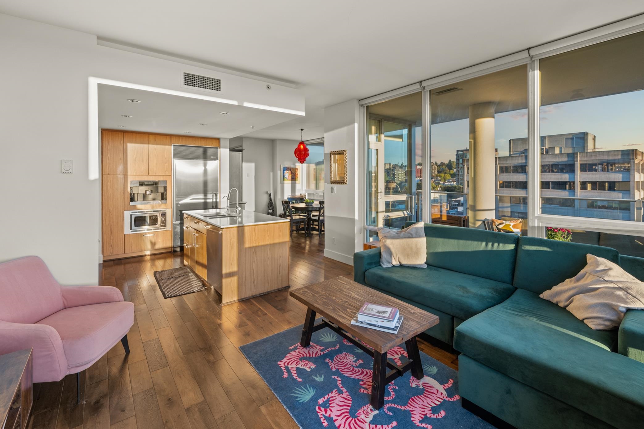 902-1675 W 8th Ave