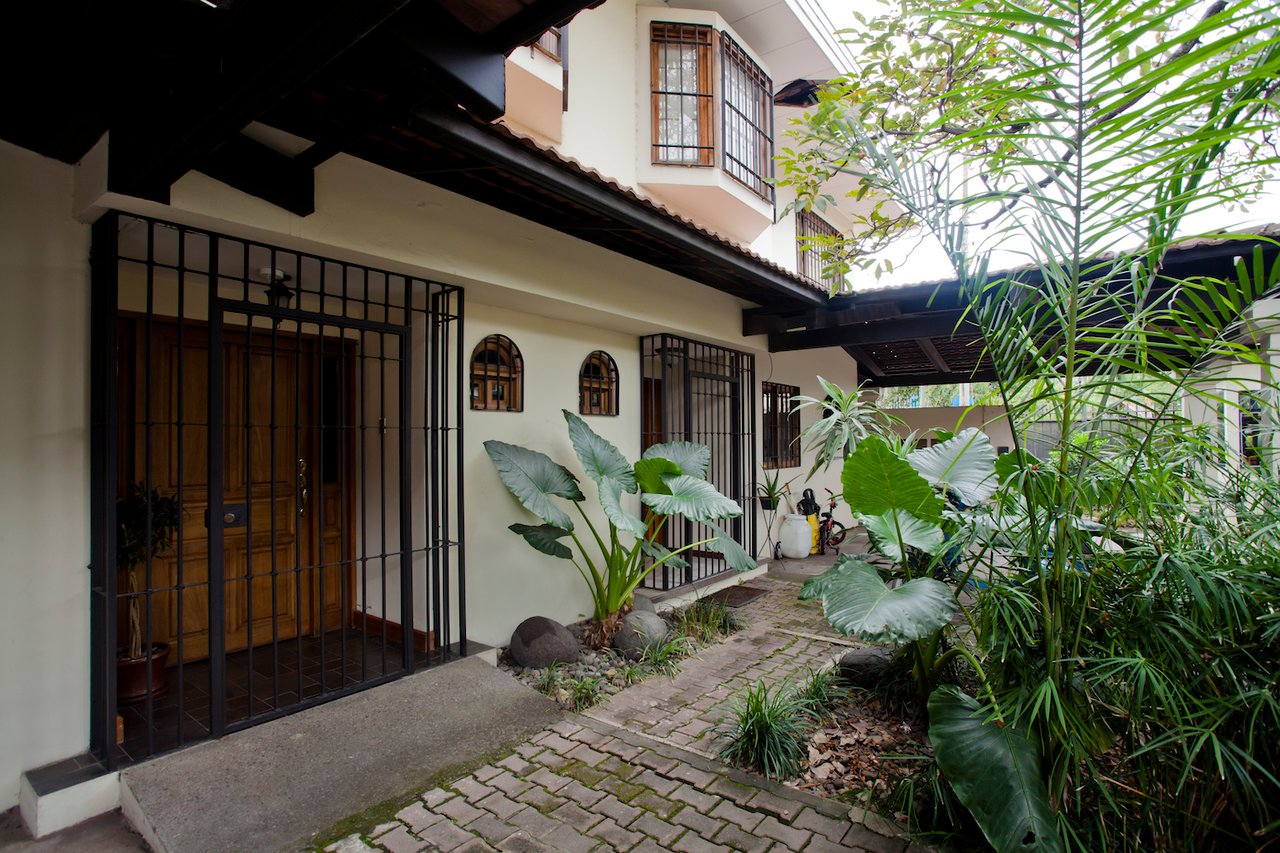 Remodeled Garden Townhome, Escazu, San Jose