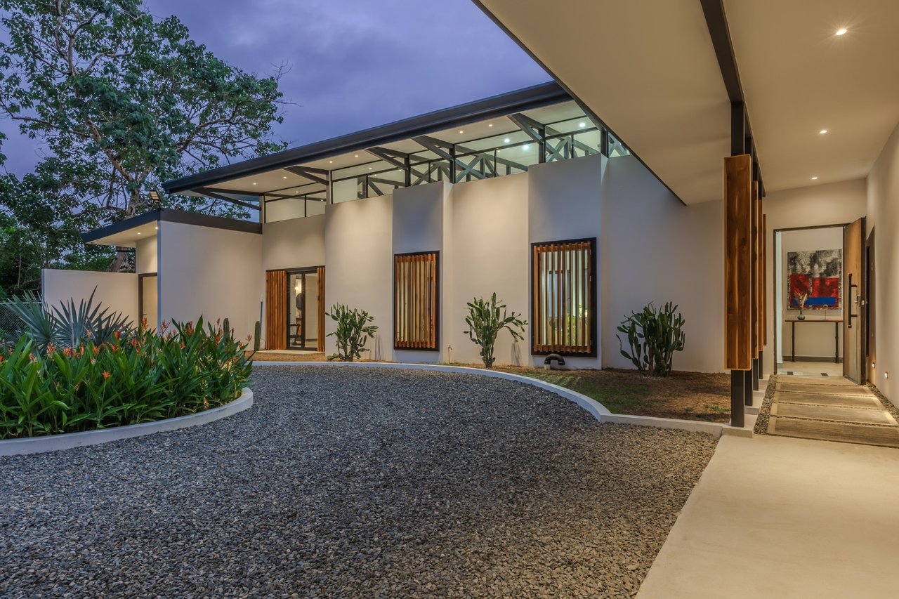 Solar Powered Infinity Pool Home, Ojochal, Puntarenas