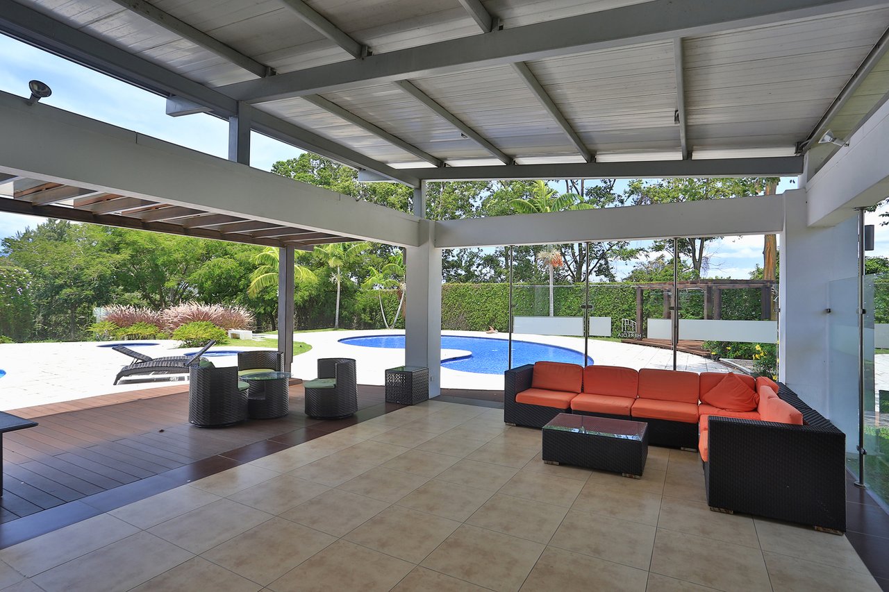 Urban Condo With Rooftop Gym, Heredia