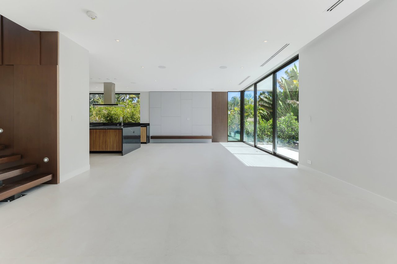 4585 Nautilus Dr