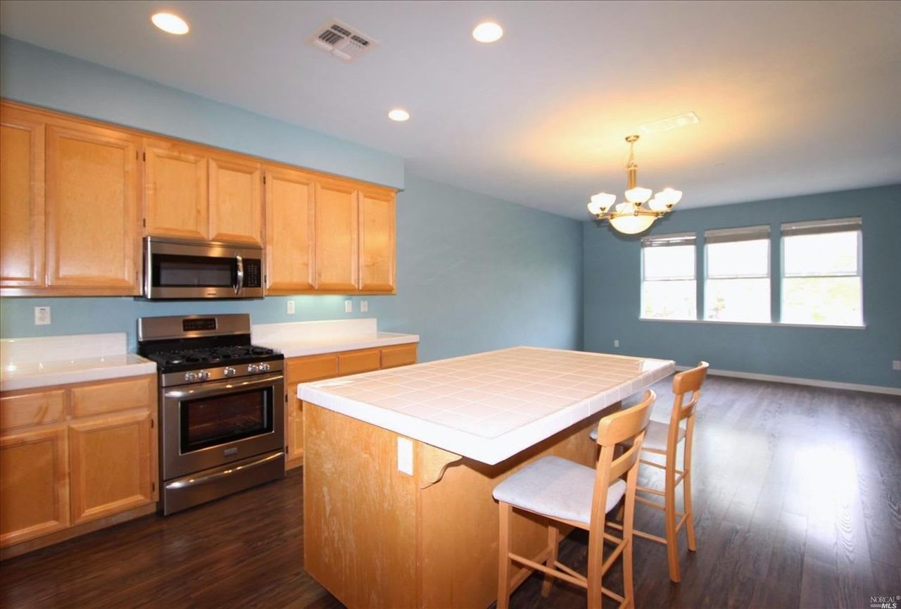 2525 Edgewater Dr