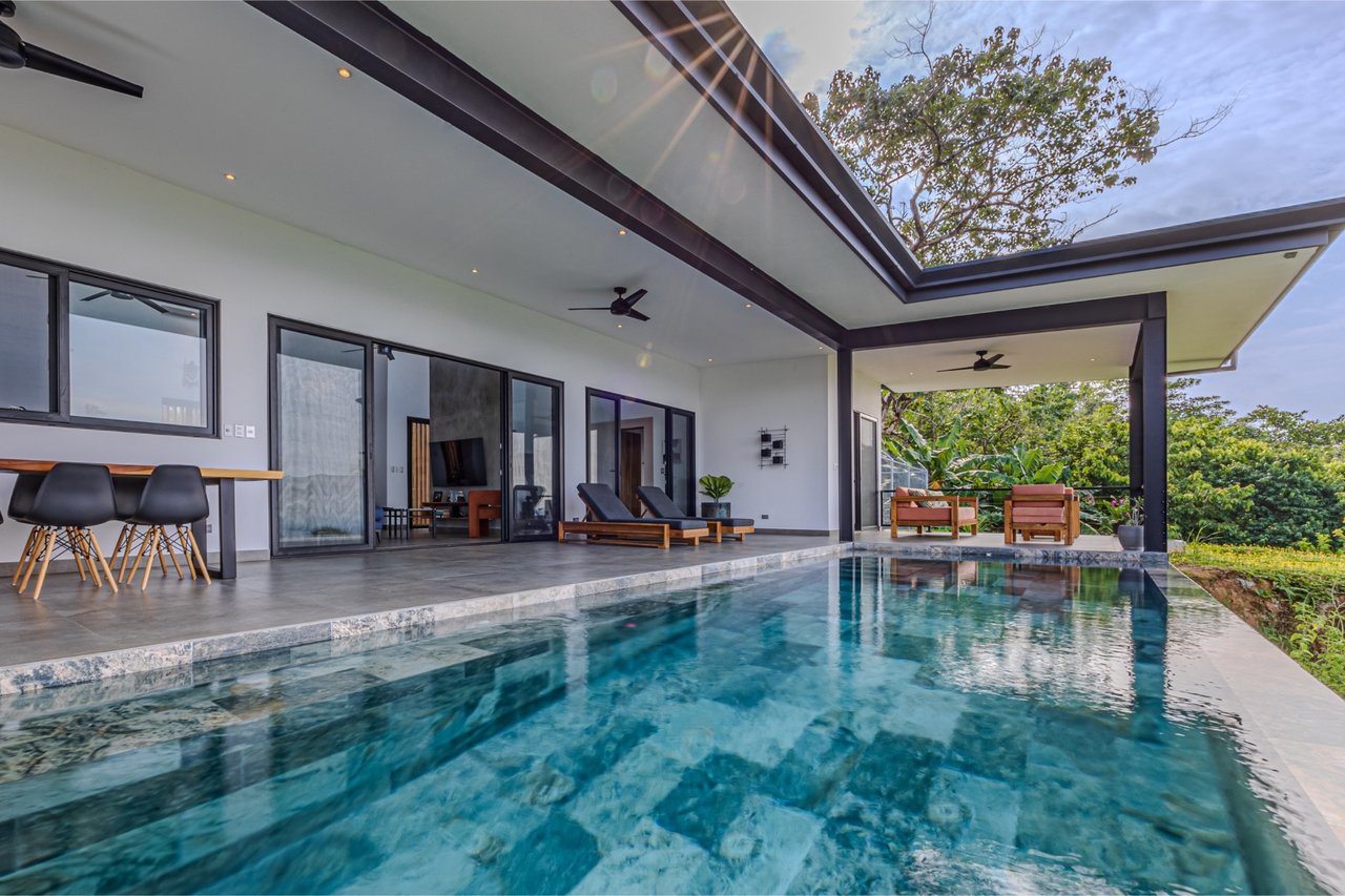 Solar Powered Infinity Pool Home, Ojochal, Puntarenas