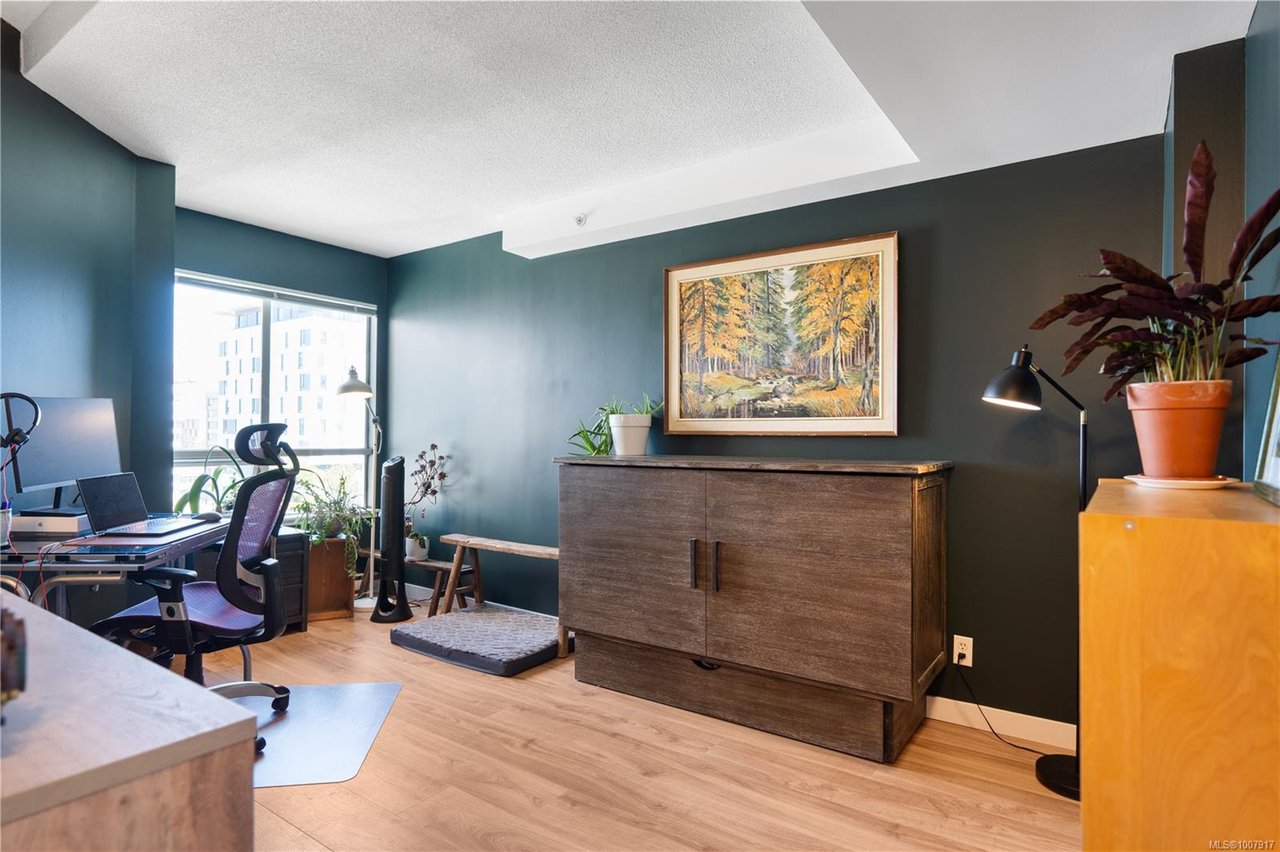 1005-1010 View St