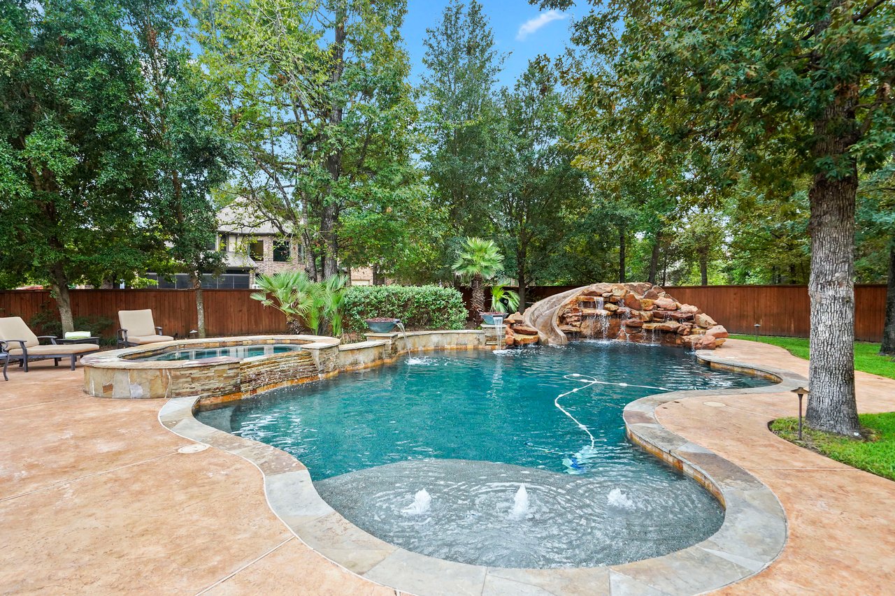 SpyGlass Classic Beauty...Montgomery ISD ~ 5 bedrooms with Backyard Oasis