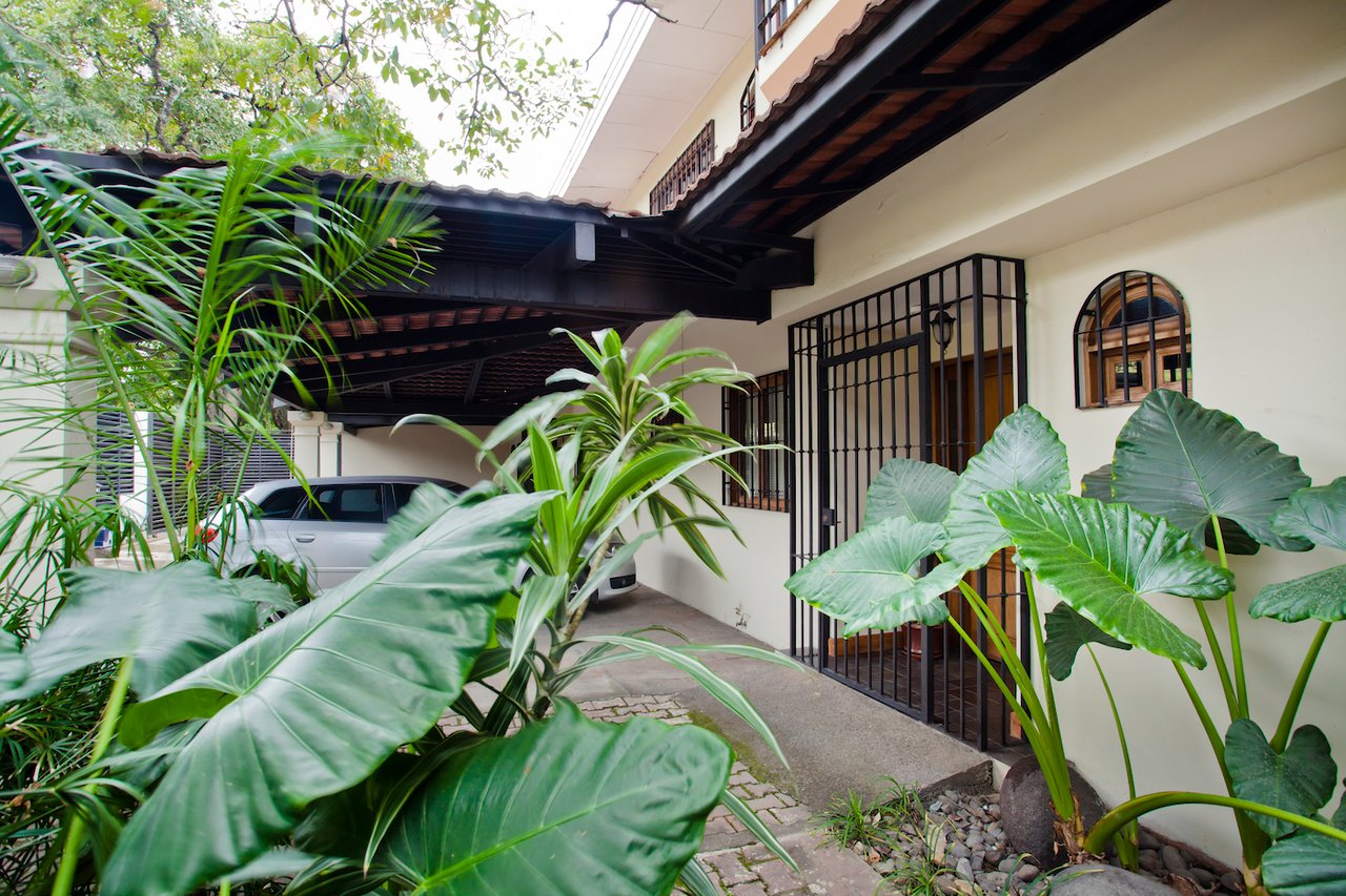 Remodeled Garden Townhome, Escazu, San Jose
