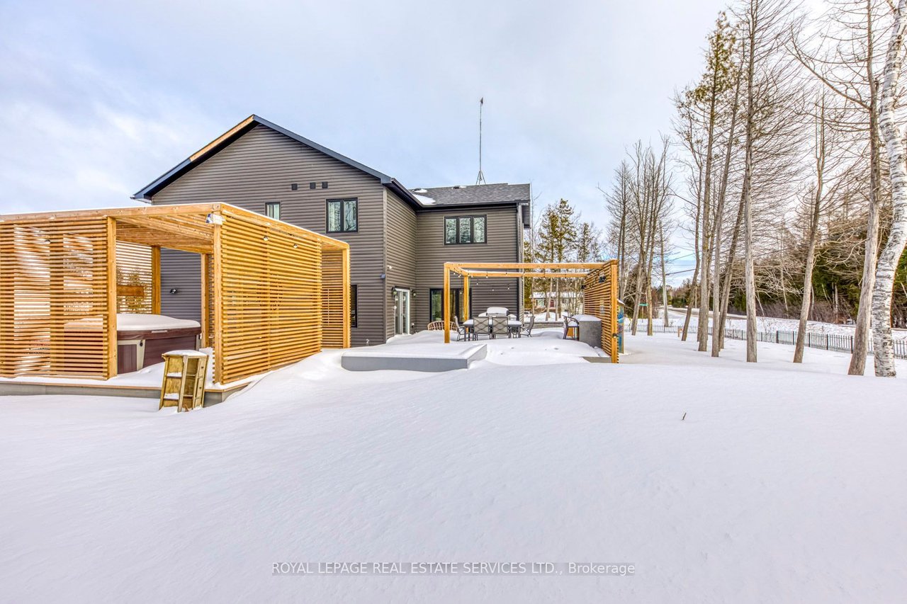2 Couchiching Cres