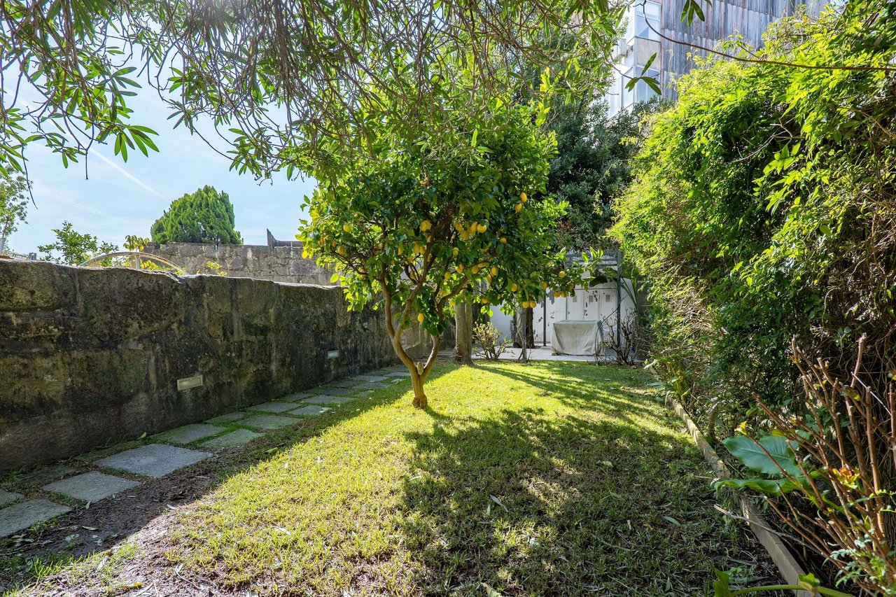 Beautifully Restored Townhouse Property with license for Short-Term rental in Bonfim, Porto