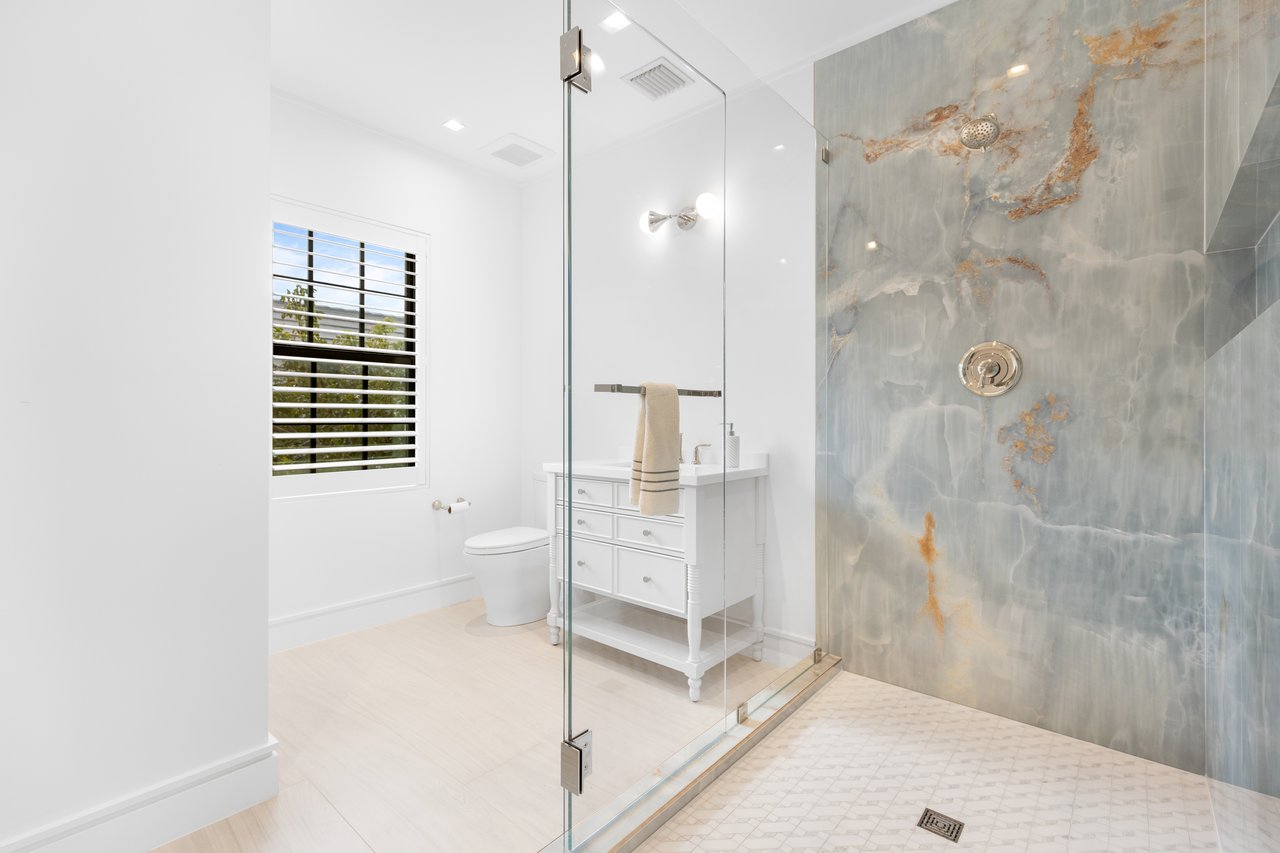 Dutch Colonial Direct Waterfront