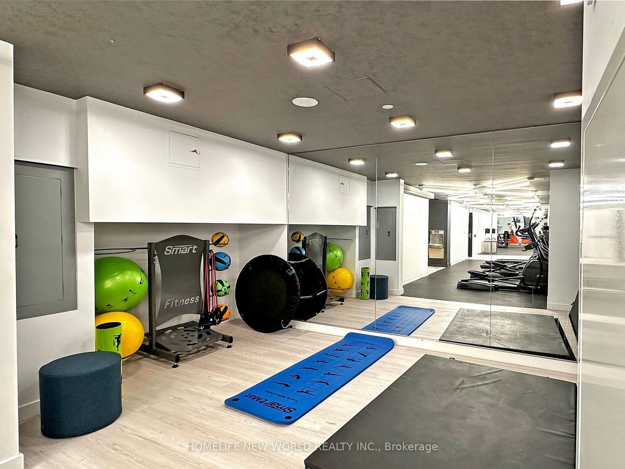 VIBRANT PENTHOUSE IN DOWNTOWN