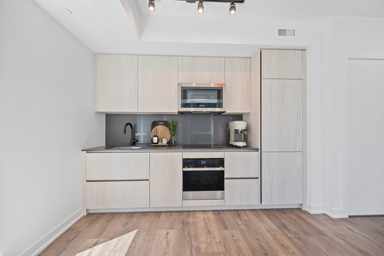 327 King Street W, Toronto C01