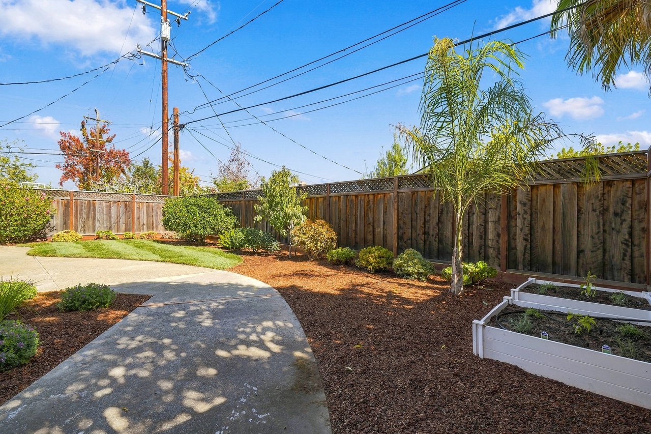 1608 Longspur AVE