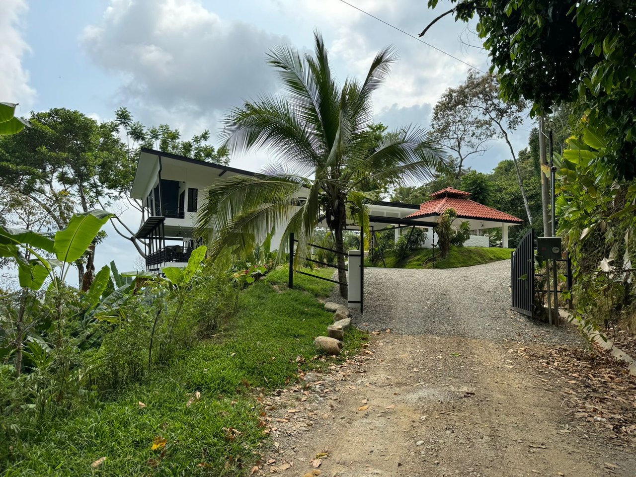 Whale’s Tail Paradise Vista – 3.7 Acre Oceanview Dream Home in Uvita