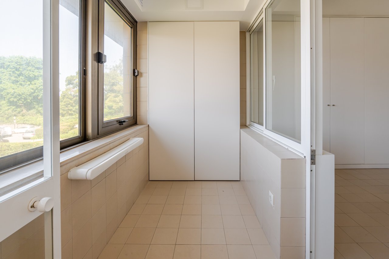 Luxury 5-Bedroom Apartment with Balcony & Private Garage in Foz do Douro, Porto
