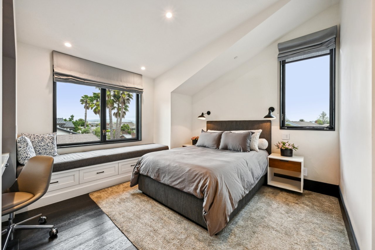 A Waterfront Masterpiece of Modern Luxury