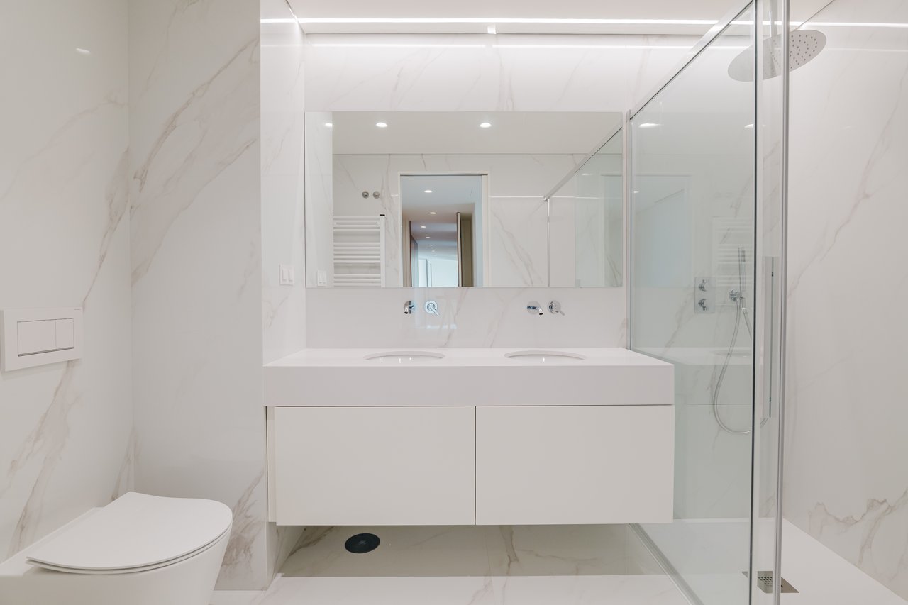 Luxurious 4-Bedroom Sea-View Apartment with Expansive Terrace and Parking in Vila Nova de Gaia