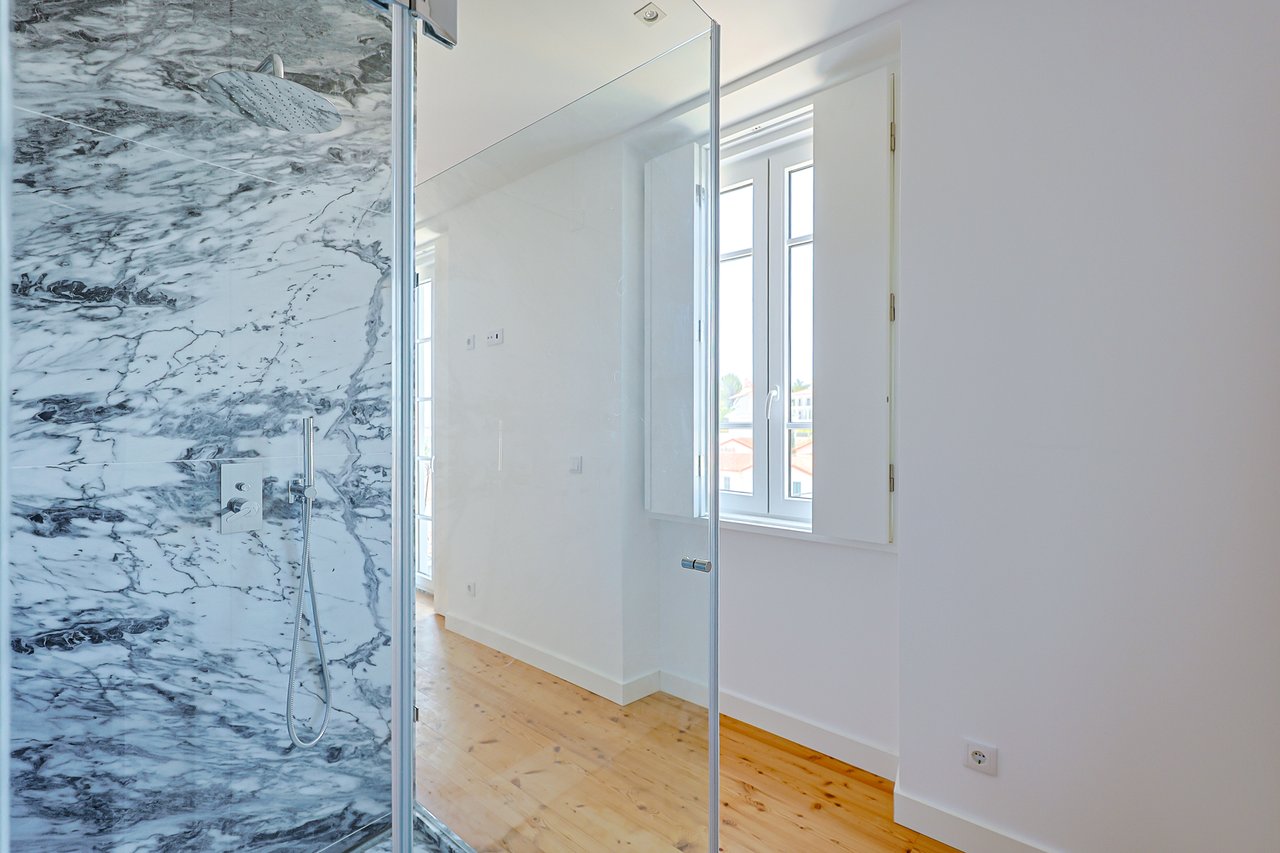 3-BDR Duplex with Sea View, Balcony & Private Lift in Monte Estoril