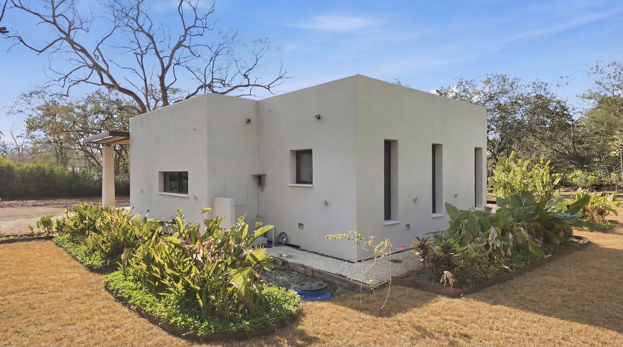 SANTA FE MODERN HOME IN CATALINA COVE | 5,410 M² LOT NEAR BEACHES