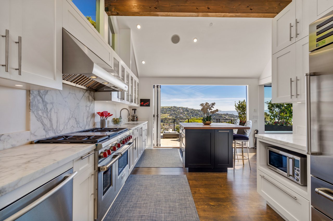 Chic and Stylish on Belvedere Island