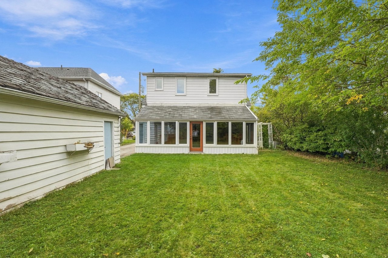 989 Pelham Ave