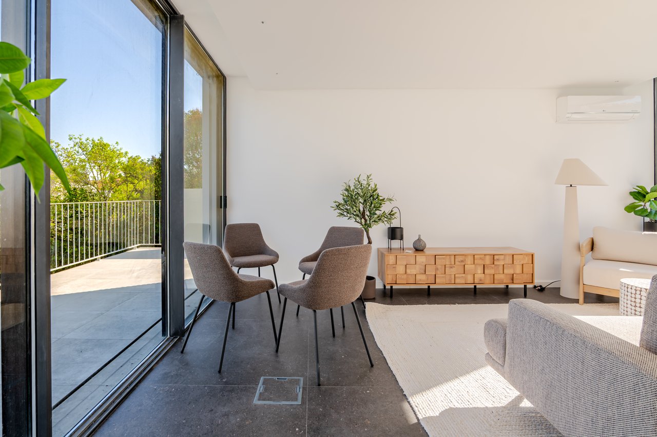 Modern 2-Bedroom Apartment with Expansive Private Terrace & Sort-term Rental (AL) License in Central Porto