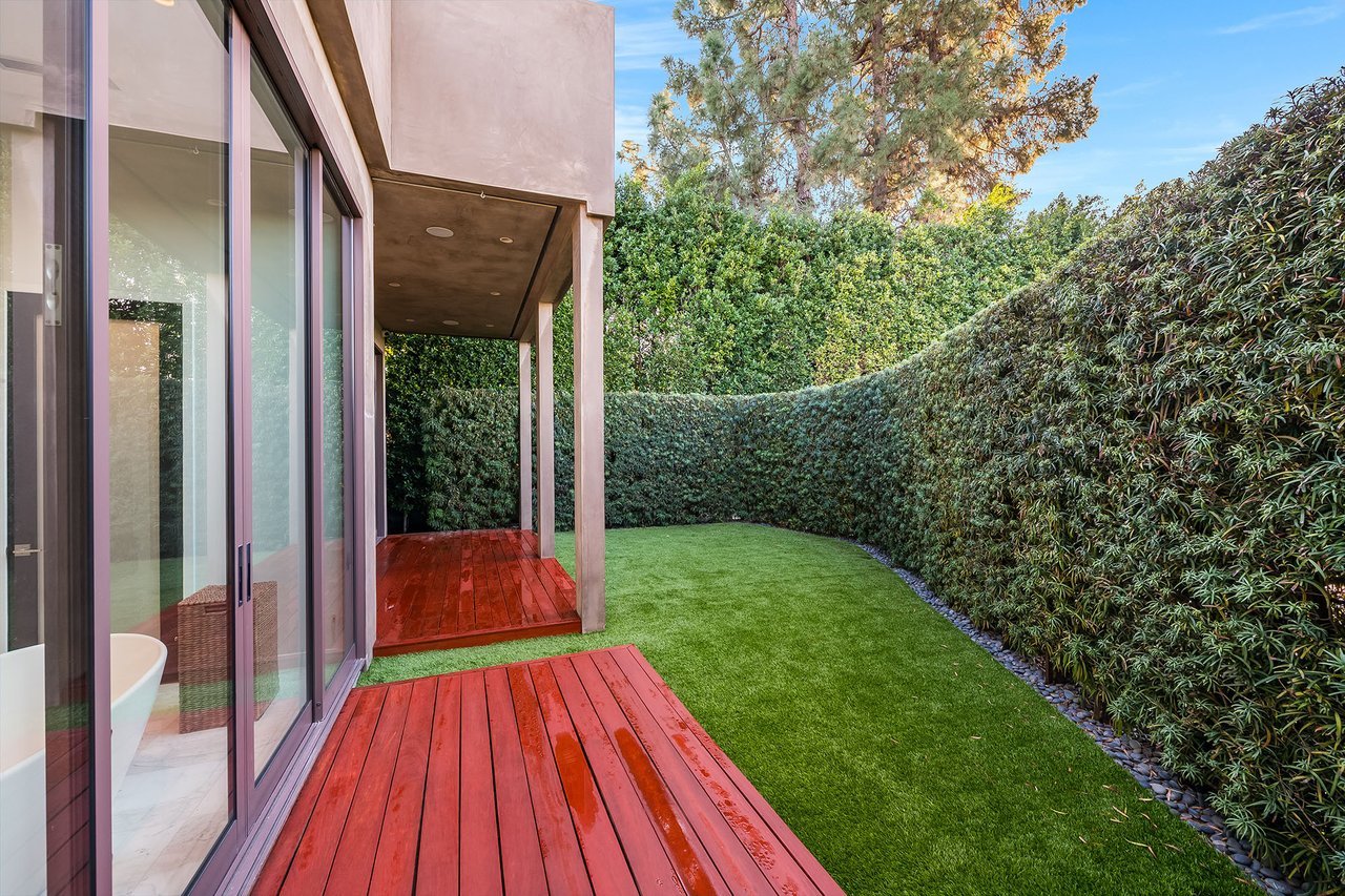 16167 Royal Oak Rd, Encino