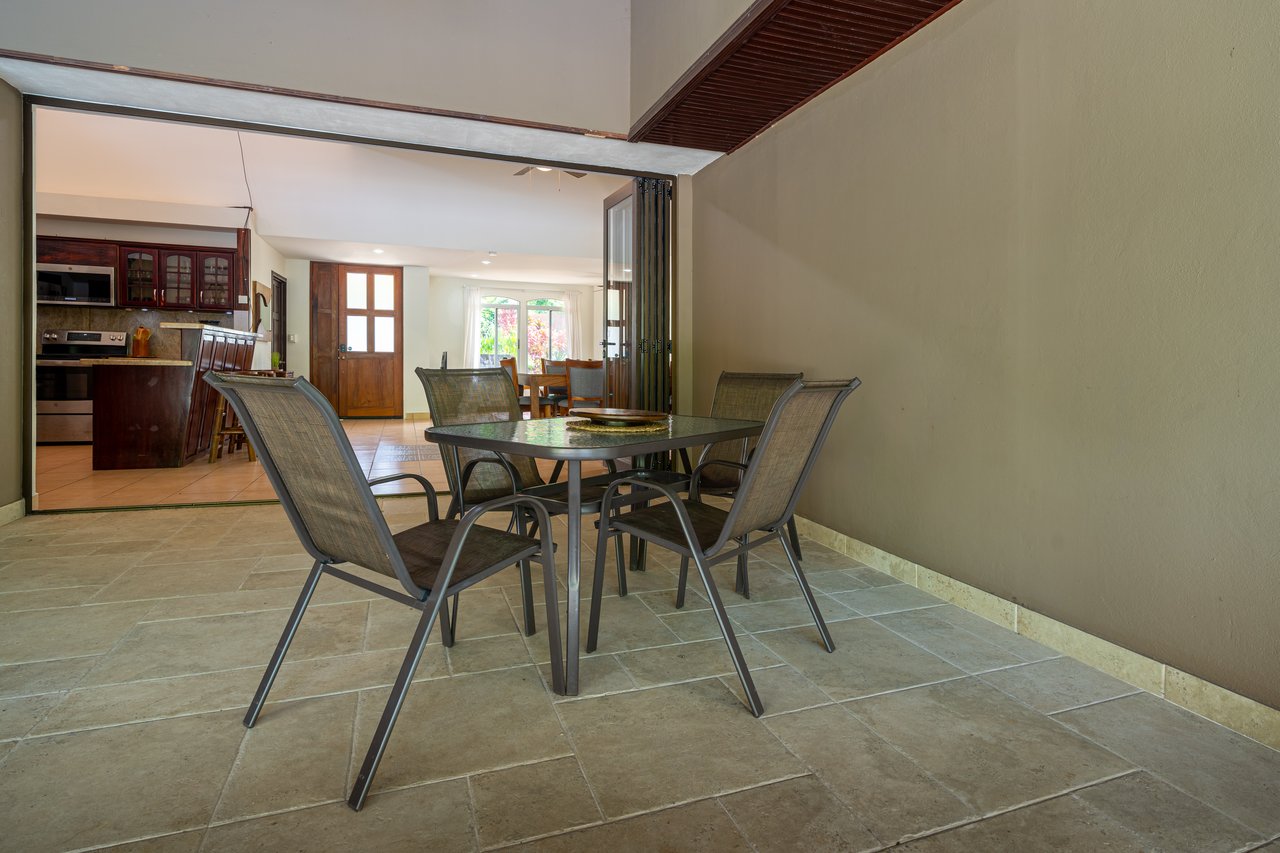 Casa Luna, 3bed /3bath Private Oasis, Convenient Location