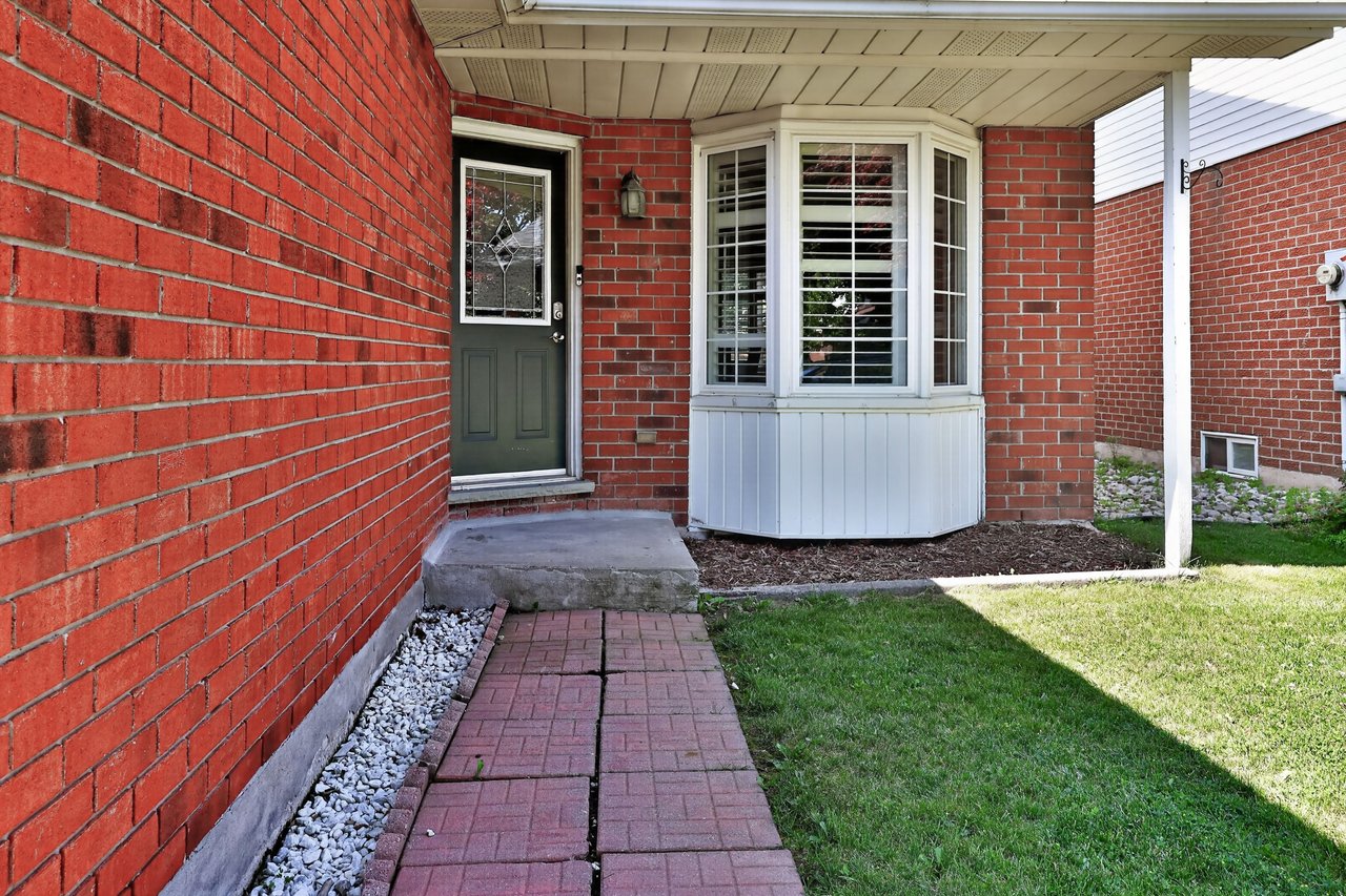2102 Salma Crescent, Burlington