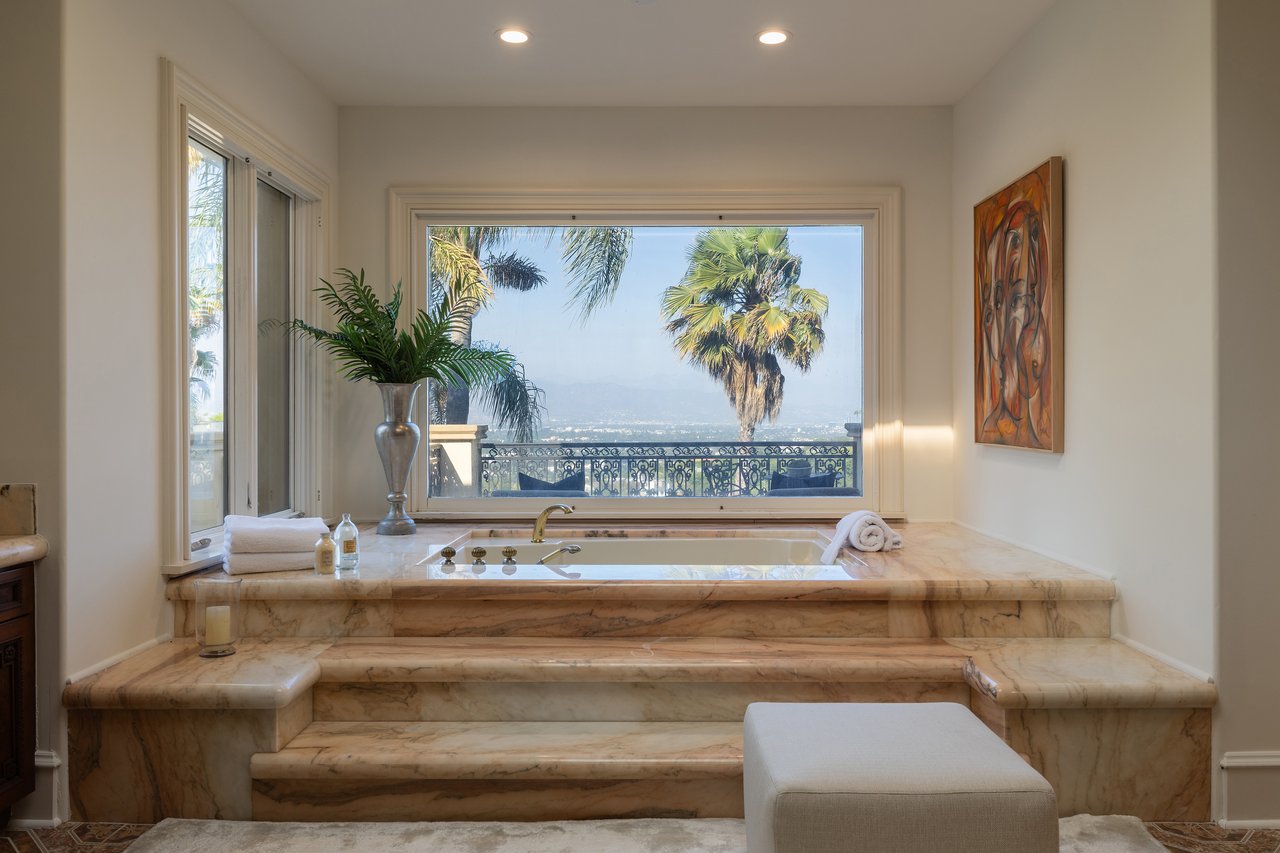 3364 Clerendon Rd, Beverly Hills