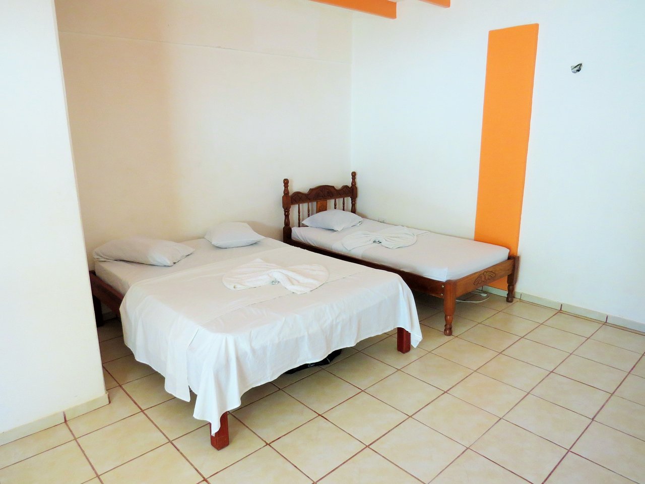 Fully equipped 4 Unit Apartment/Hotel complex 70 meters from the entrance to world-famous Marino Ballena National Park