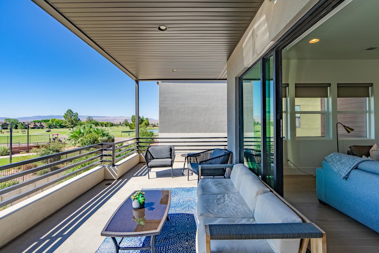 COUNTRY CLUB GOLF COURSE RETREAT
